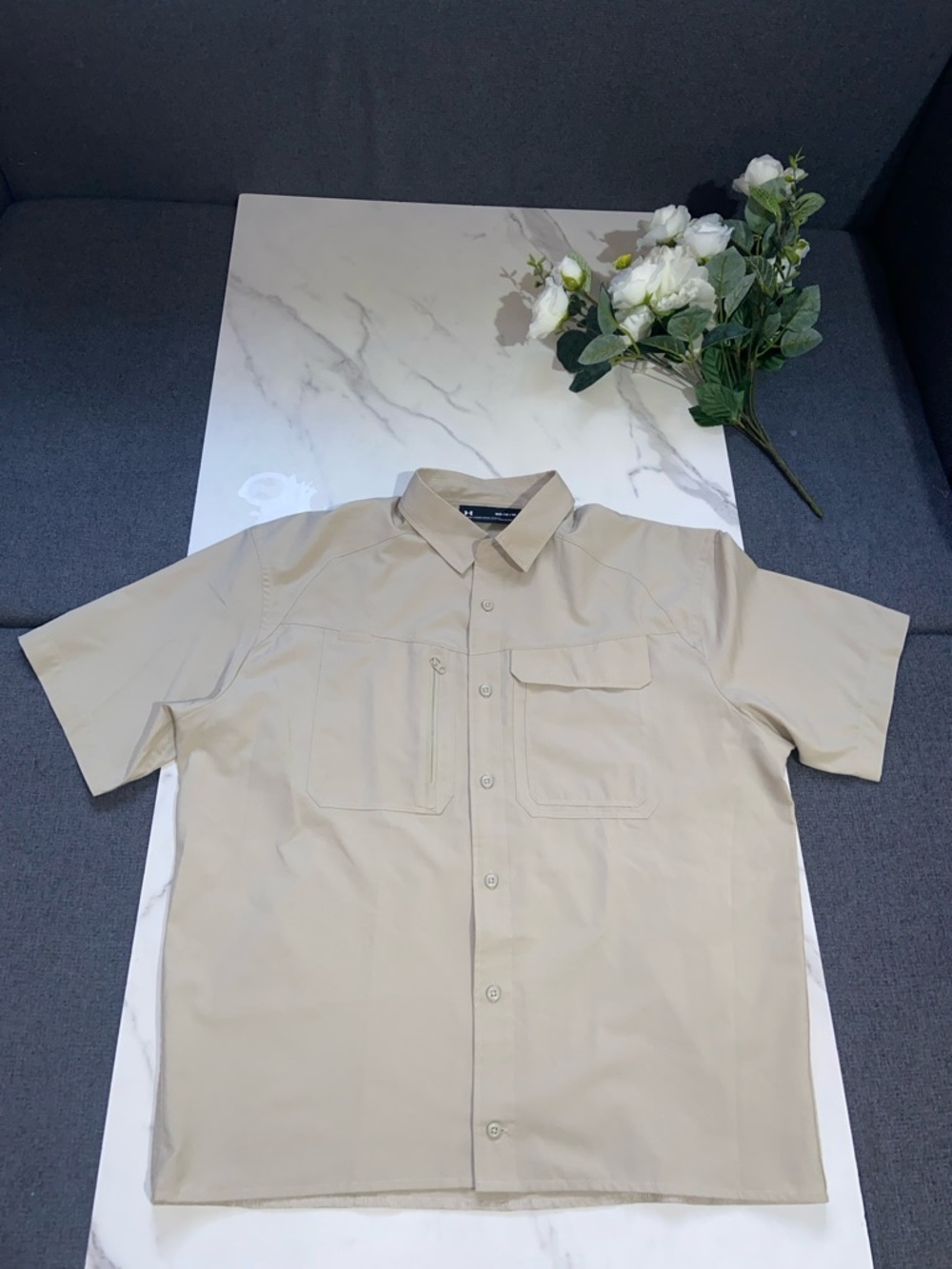 Under Armour Hiking Light Tan Lightweight Shirt Sleeve Button Down Size Medium